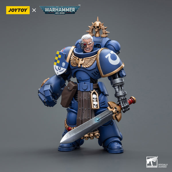 JoyToy 1/18 Warhammer 40K Ultramarines Leutnant mit Energiefaust